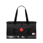LEGO Gear 5010437 Herschel Heritage™ Duffle in Schwarz – Abstrakte Steine in Schwarz - Bild: ©2026 LEGO Group LEGO Gear 5010437 Herschel Heritage™ Duffle in Schwarz – Abstrakte Steine in Schwarz