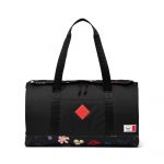LEGO Gear 5010438 Herschel Heritage™ Duffle – in Schwarz mit Fallenden Blüten - Bild: ©2026 LEGO Group LEGO Gear 5010438 Herschel Heritage™ Duffle – in Schwarz mit Fallenden Blüten