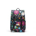 LEGO Gear 5011186 Herschel Retreat™ Small Backpack – Schwarz mit Blumengarten - Bild: ©2026 LEGO Group LEGO Gear 5011186 Herschel Retreat™ Small Backpack – Schwarz mit Blumengarten