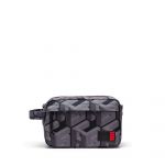 LEGO Gear 5011199 Herschel Chapter™ Kulturbeutel – Schwarz mit Monogramm - Bild: ©2026 LEGO Group LEGO Gear 5011199 Herschel Chapter™ Kulturbeutel – Schwarz mit Monogramm