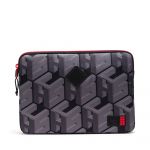 LEGO Gear 5011202 Herschel Anchor™ 14” Sleeve – Schwarz mit Monogramm - Bild: ©2026 LEGO Group LEGO Gear 5011202 Herschel Anchor™ 14” Sleeve – Schwarz mit Monogramm